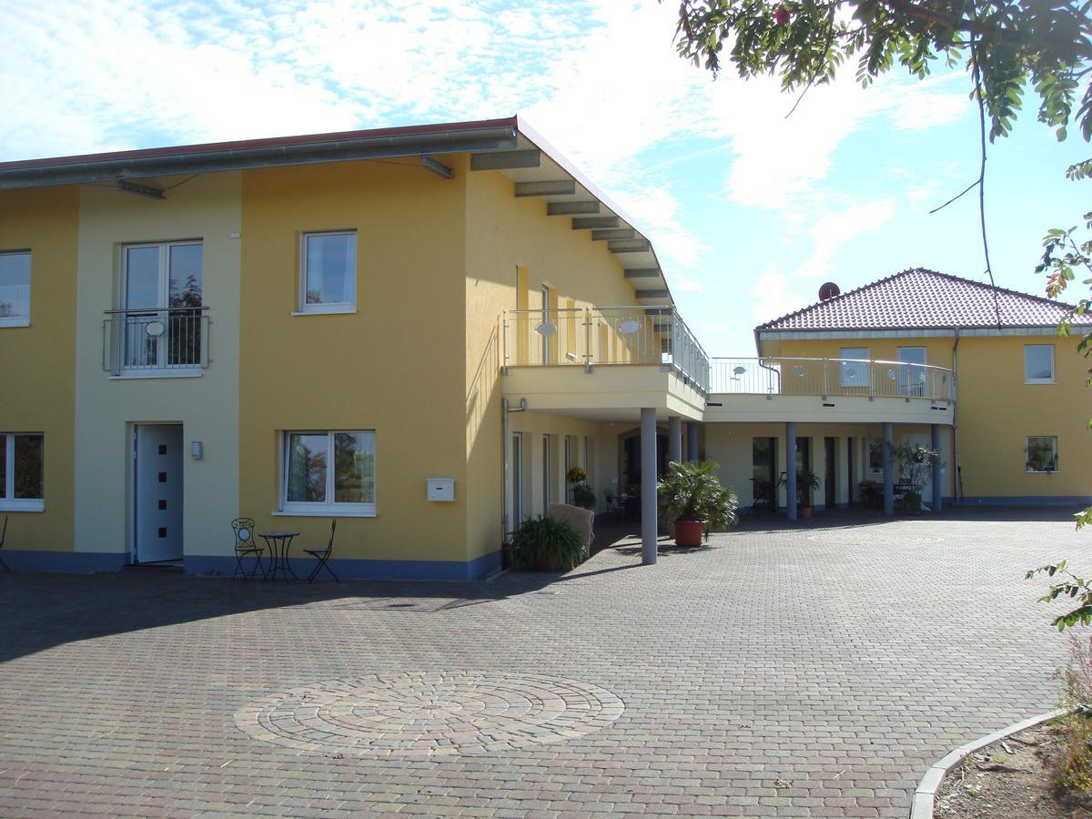 Gaestehaus Weingut Glas Нойштадт-ан-дер-Вайнштрасе Экстерьер фото